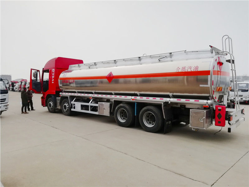上汽紅巖29.7方前四后八鋁合金運油車，20噸運油車